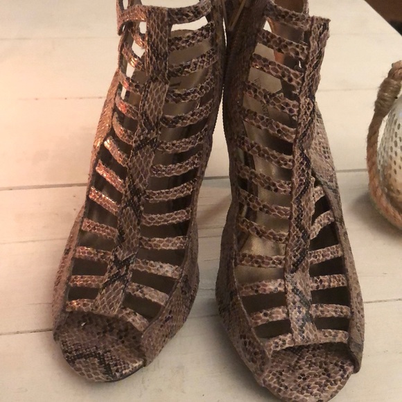 Worthington Shoes - Faux Snake Skin Heels 👠 perfect for a night out!
